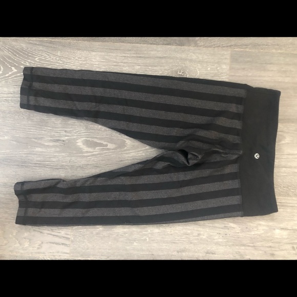 LULULEMON ATHLETICA: Wunder Under Crop || sz 6 - Picture 2 of 3